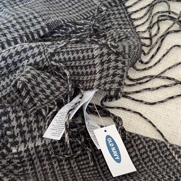 NWT Old Navy Black and Gray Houndstooth Scarf - Picture 2 of 5